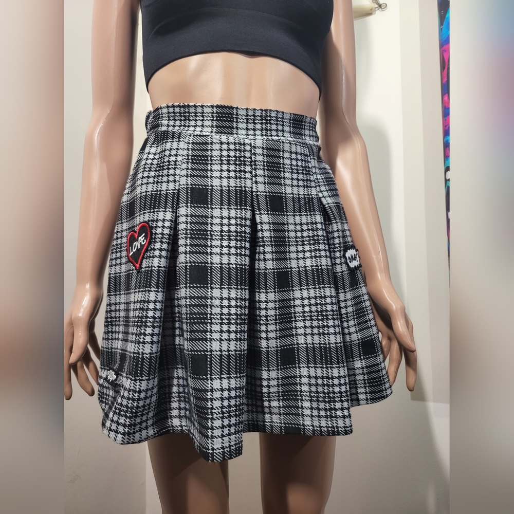 Girls Black/White Plaid High Waist Skirt Size 10/12 w/OMG/Love/XOXO patches